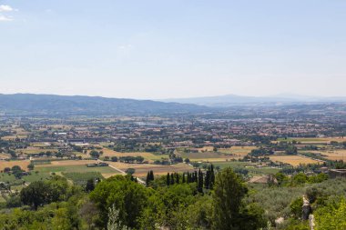 Assisi 'deki Santa Chiara Meydanı' ndan manzara manzarası, Saint Mary Maggiore kilisesi manzaralı. İtalya