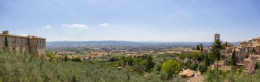 Assisi 'deki Santa Chiara Meydanı' ndan manzara manzarası, Saint Mary Maggiore kilisesi manzaralı. İtalya