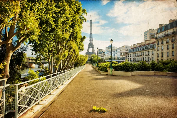 Эйфелева башня в Париже в винтажном стиле — стоковое фото