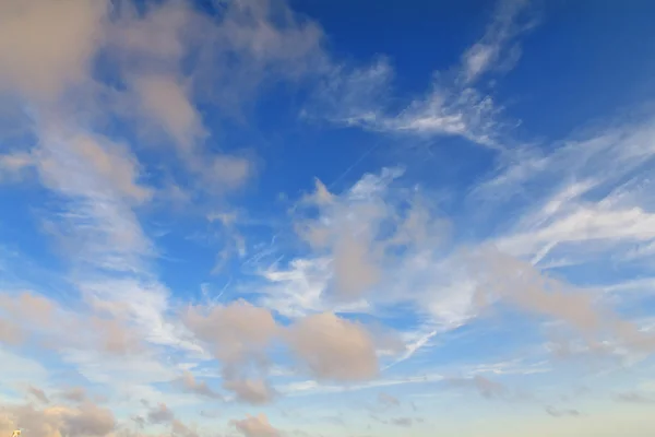 Nuvole sparsi soffice nel cielo blu — Foto Stock