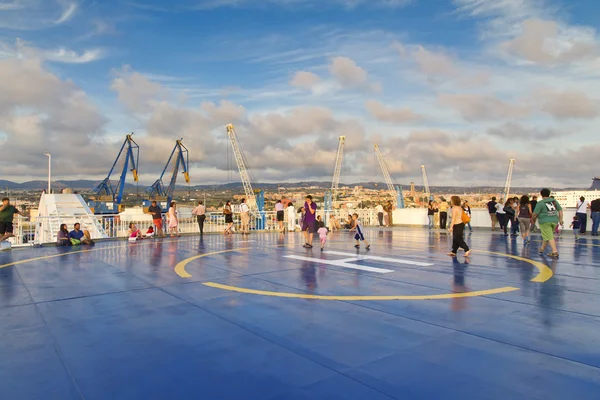 Touristen im Hubschrauberlandeplatz für Hubschrauber auf dem Oberdeck großer Kreuzfahrtschiffe — Stockfoto