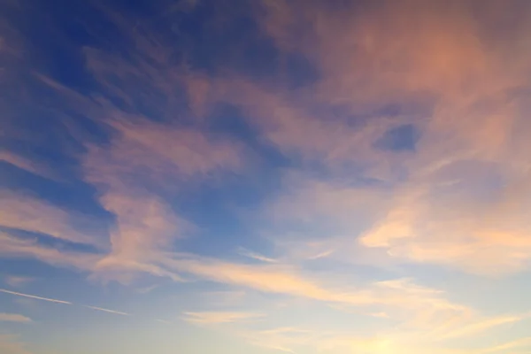 Nuvole sparsi soffice nel cielo blu — Foto Stock