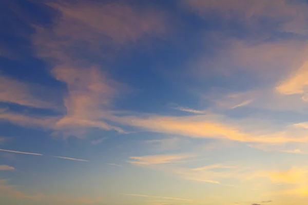 Verspreide pluizige wolken in de blauwe hemel — Stockfoto