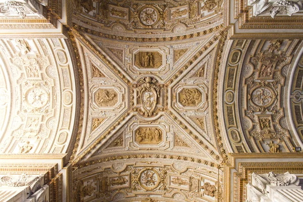 The cupola of the St. Peter's Basilica — Stock Photo, Image