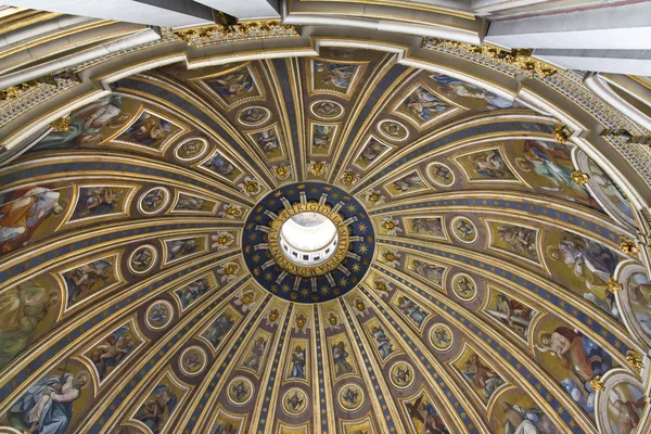 The cupola of the St. Peter's Basilica — Stock Photo, Image