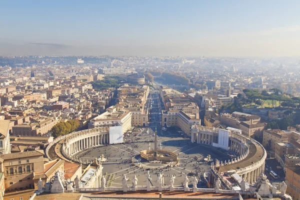 Petersplatz in der vatikanischen Stadt — Stockfoto