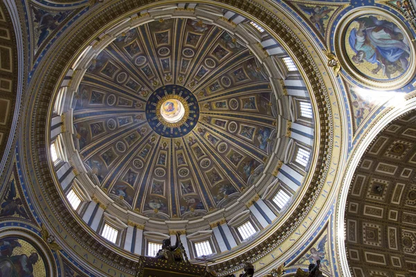 The cupola of the St. Peter's Basilica — Stock Photo, Image