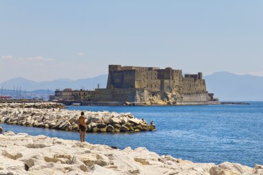 Castel dell'Ovo, Napoli, İtalya'nın Bay'de bir ortaçağ kalesi