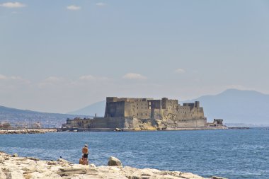 Castel dell'Ovo, Napoli, İtalya'nın Bay'de bir ortaçağ kalesi