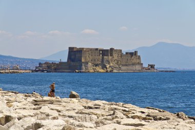 Castel dell'Ovo, Napoli, İtalya'nın Bay'de bir ortaçağ kalesi