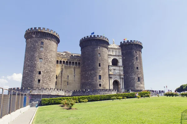 Средневековый замок Maschio Angioino или Castel Nuovo в Неаполе — стоковое фото