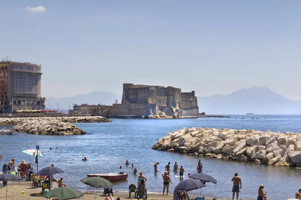 Castel dell'Ovo, une forteresse médiévale dans la baie de Naples, Italie — Photo