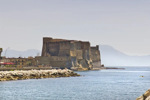 Castel dell 'Ovo, uma fortaleza medieval na baía de Nápoles, Itália — Fotografia de Stock