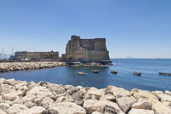 Castel dell'Ovo, středověké pevnosti v zálivu Naples, Itálie — Stock fotografie