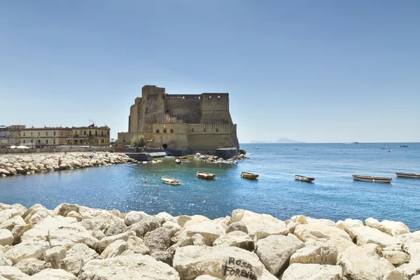 Castel dell 'Ovo, uma fortaleza medieval na baía de Nápoles, Itália — Fotografia de Stock