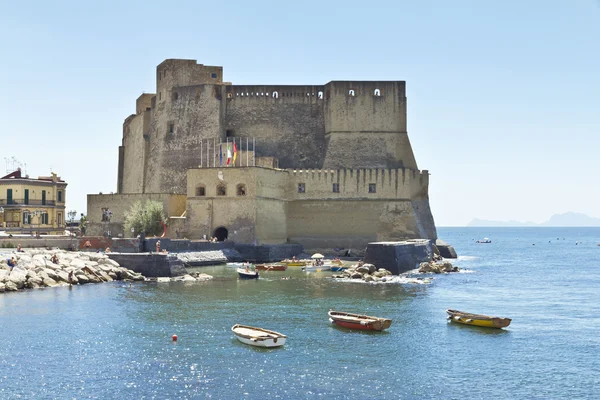 Castel dell'Ovo, une forteresse médiévale dans la baie de Naples, Italie — Photo