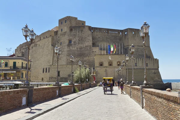 Castel dell'Ovo, středověké pevnosti v zálivu Naples, Itálie — Stock fotografie