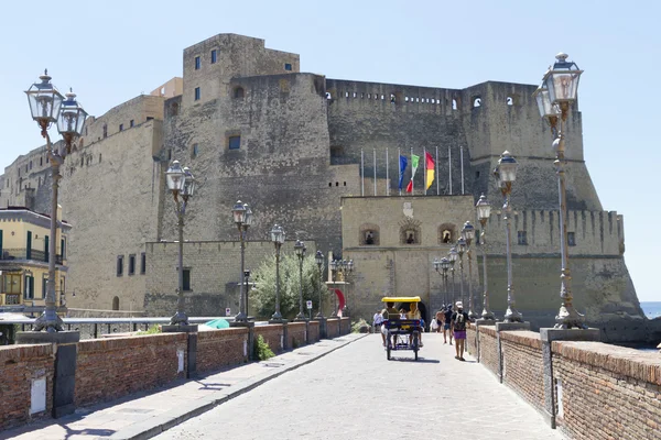 Castel dell'Ovo, een middeleeuwse vesting in de baai van Napels, Italië — Stockfoto