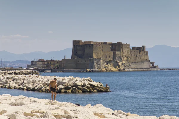 Castel dell 'Ovo, uma fortaleza medieval na baía de Nápoles, Itália — Fotografia de Stock