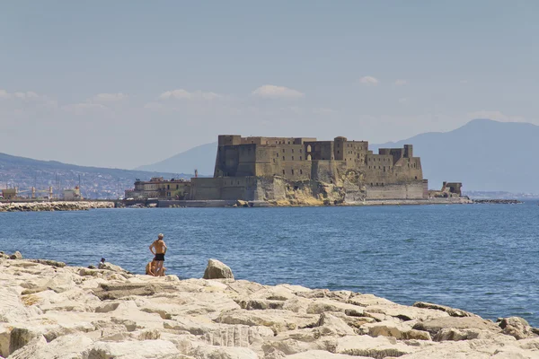 Castel dell 'Ovo, uma fortaleza medieval na baía de Nápoles, Itália — Fotografia de Stock