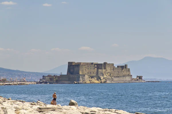 Castel dell'Ovo, ένα μεσαιωνικό φρούριο στον κόλπο της Νάπολης, Ιταλία — Φωτογραφία Αρχείου