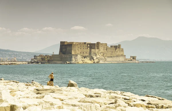 Castel dell 'Ovo, uma fortaleza medieval na baía de Nápoles, Itália — Fotografia de Stock