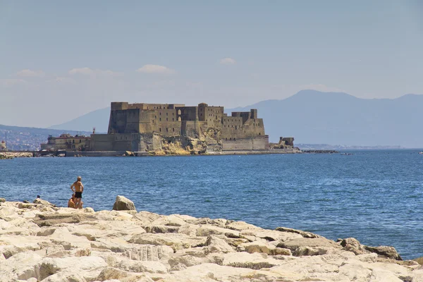 Castel dell'Ovo, středověké pevnosti v zálivu Naples, Itálie — Stock fotografie