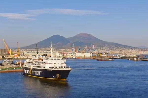 Panorama of Naples, view of the port in the Gulf of Naples and M — Stock Photo, Image