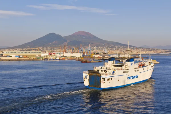 Panorama van Napels, uitzicht op de haven in de Golf van Napels en M — Stockfoto