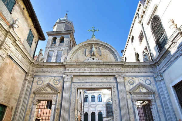 Klokketårn og porter til Scuola Grande San Giovanni Evangelista i – stockfoto