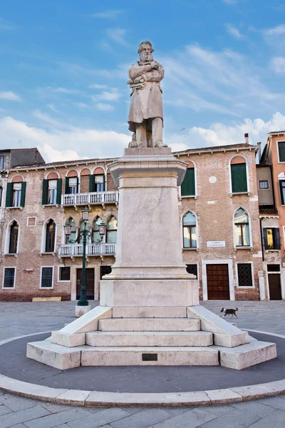 Statyn av Nicolo Tommaseo i Venedig — Stockfoto