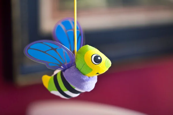 Pequena abelha pendurada acima da cama do bebê — Fotografia de Stock