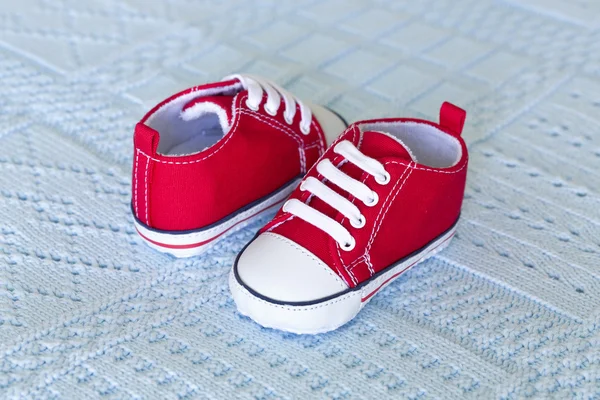 Rote Babyschuhe — Stockfoto