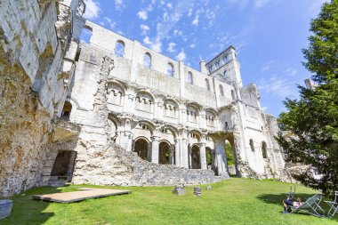 FRANSA, JUMIEGES - 08 Ağustos 2025: Turistler Normandiya 'daki Jumiges Manastırı' nın muhteşem kalıntılarını ziyaret ettiler