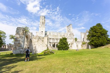 FRANSA, JUMIEGES - 08 Ağustos 2025: Turistler Normandiya 'daki Jumiges Manastırı' nın muhteşem kalıntılarını ziyaret ettiler
