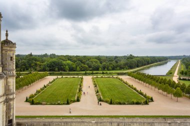 Loire Vadisi 'ndeki Chambord Şatosu' nun görkemli ve karmaşık çatı çizgisini detaylı bir şekilde gösteriyor.
