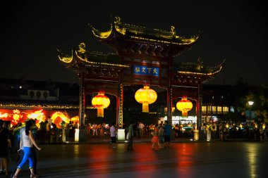 ÇİN, NANJING - 20 Haziran 2013: Konfüçyüs Tapınağı bölgesinde güzel aydınlatılmış geleneksel bir Çin kapısı, Nanjing 'de yoğun bir meydanda duruyor.