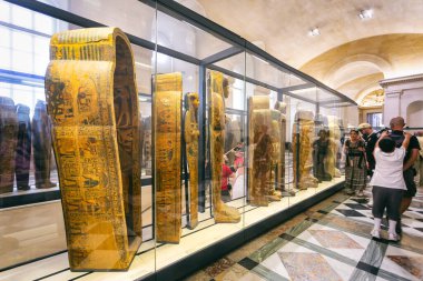 FRANCE, PARIS - 25 Ağustos 2025: Louvre Müzesi 'nin Mısır Antika Bölümü' nün iç görünümü.