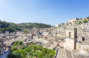 Sicilya 'nın Modica Barok Kasabası' nın güzel bir manzarası. Teraslı evler ve çan kuleleri var.