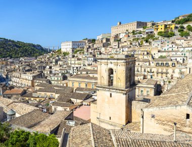 Sicilya 'nın Modica Barok Kasabası' nın güzel bir manzarası. Teraslı evler ve çan kuleleri var.