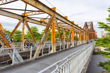 Hanoi 'deki tarihi Long Bien Köprüsü' nün rayları ve çelik yapısı.