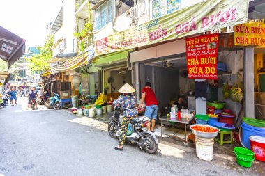 HANOI, VIETNAM 2024 Ağustos: Hanoi 'de taze ürün ve mal satan kalabalık ve kalabalık bir sokak pazarı