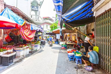 HANOI, VIETNAM 2024 Ağustos: Hanoi 'de taze ürün ve mal satan kalabalık ve kalabalık bir sokak pazarı