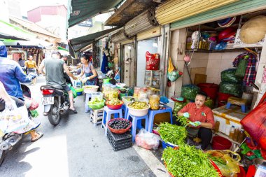 HANOI, VIETNAM 2024 Ağustos: Hanoi 'de taze ürün ve mal satan kalabalık ve kalabalık bir sokak pazarı