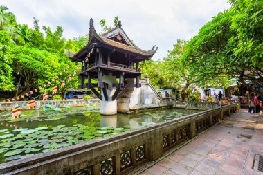 HANOI, VIETNAM 2024, 12 Ağustos: ikonik bir Pillar Pagoda, Chua Mot Cot, Hanoi, Vietnam 'da tarihi bir Budist tapınağıdır.