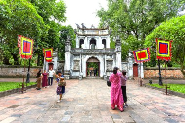 HANOI, VIETNAM 2024 Ağustos: Tarihi Edebiyat Tapınağı 'nın ana giriş kapısı, Van Mieu, Hanoi' de ziyaretçilerle