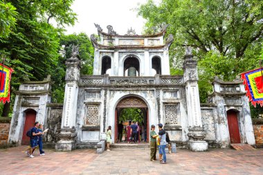 HANOI, VIETNAM 2024 Ağustos: Tarihi Edebiyat Tapınağı 'nın ana giriş kapısı, Van Mieu, Hanoi' de ziyaretçilerle