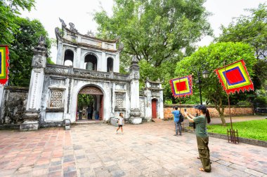 HANOI, VIETNAM 2024 Ağustos: Tarihi Edebiyat Tapınağı 'nın ana giriş kapısı, Van Mieu, Hanoi' de ziyaretçilerle