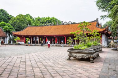 HANOI, VİETNAM 2024, 12 Ağustos: HANOI tarihî Edebiyat Tapınağı 'nın içindeki ana avlu geniş bir görüş alanı