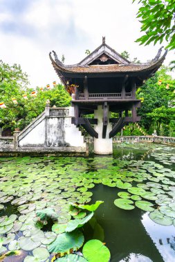 İkonik bir Pillar Pagoda, Chua Mot Cot, Hanoi, Vietnam 'da tarihi bir Budist tapınağıdır.
